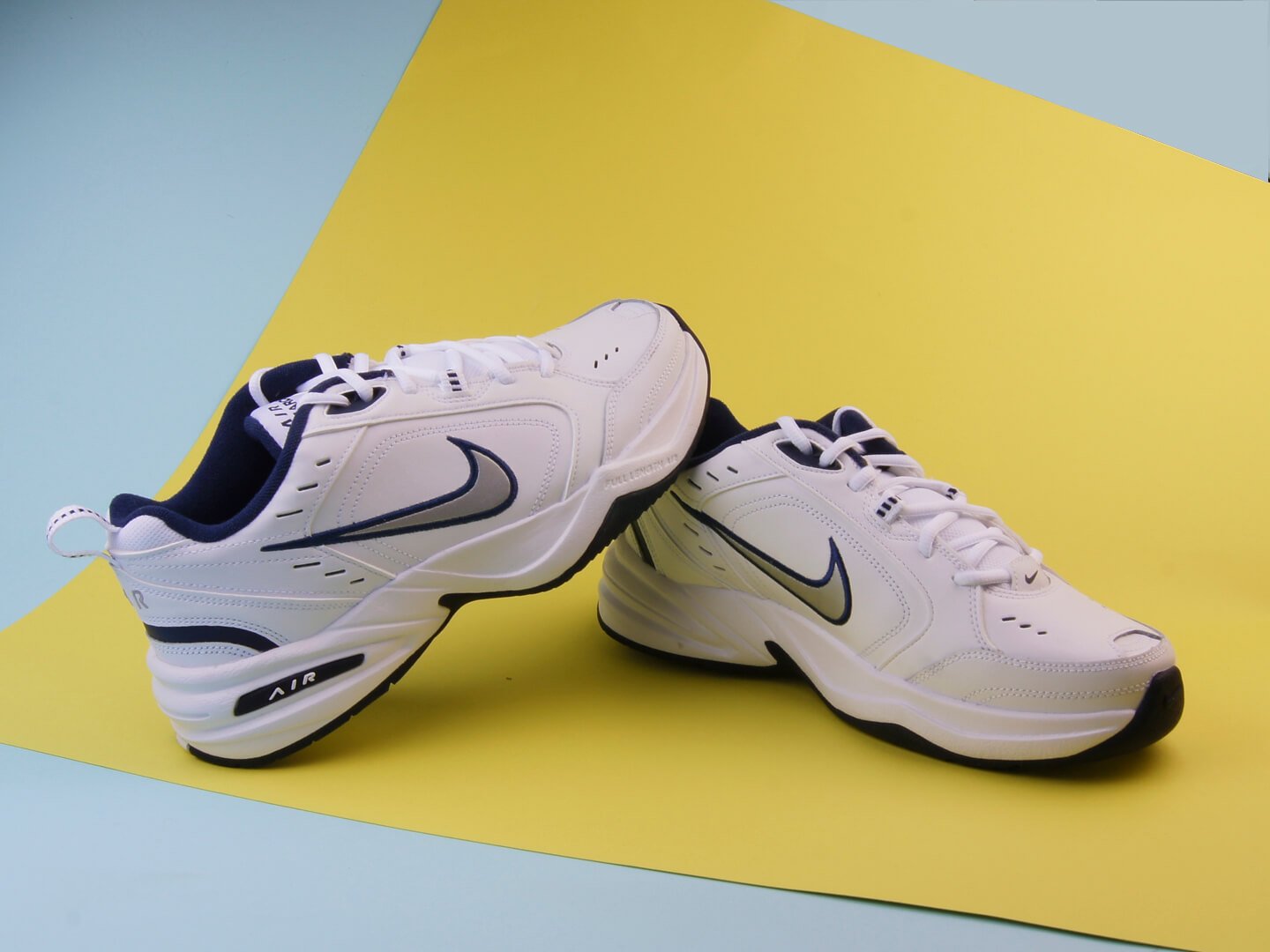 Nike air monarch trainers in outlet white